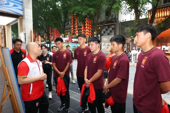 六年级学生韩飞（李权霖 饰）妈妈因车祸归天，爸爸（邱林 饰）怕他难以接管，以离婚为因隐瞒残暴事实。韩飞却曲解是继母胡蝶（李凤叫 饰）呈现致使怙恃离婚，而不接管继母。爸爸告知他妈妈归天的本相，特别是韩飞生日产生的事务让他领会了甚么真实的母爱。